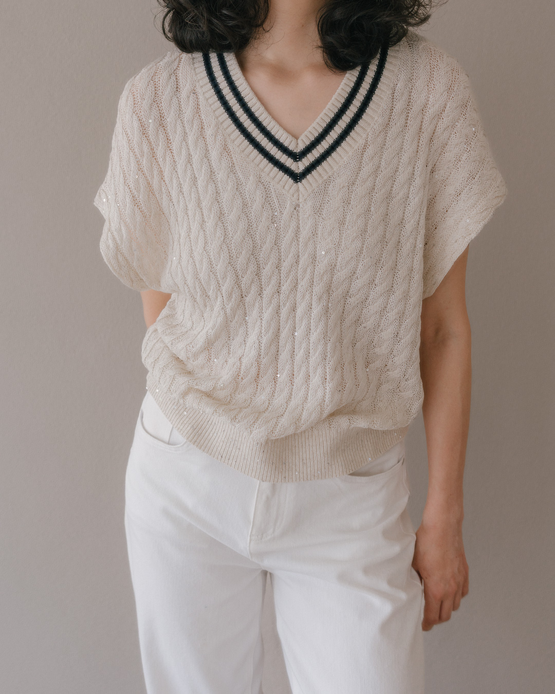 A preppy touch comes to life<br> linen blend V-neck knit vest