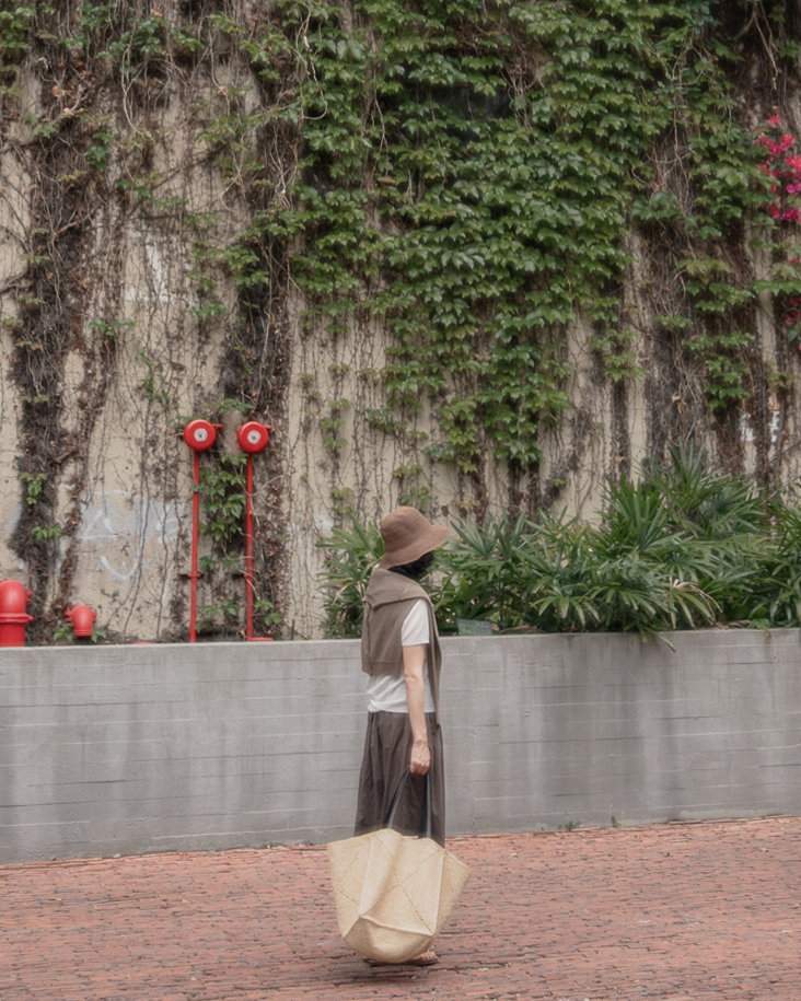 Lightly fold and store away<br> Just pull it out and use it when needed<br> soft fold raffia hat