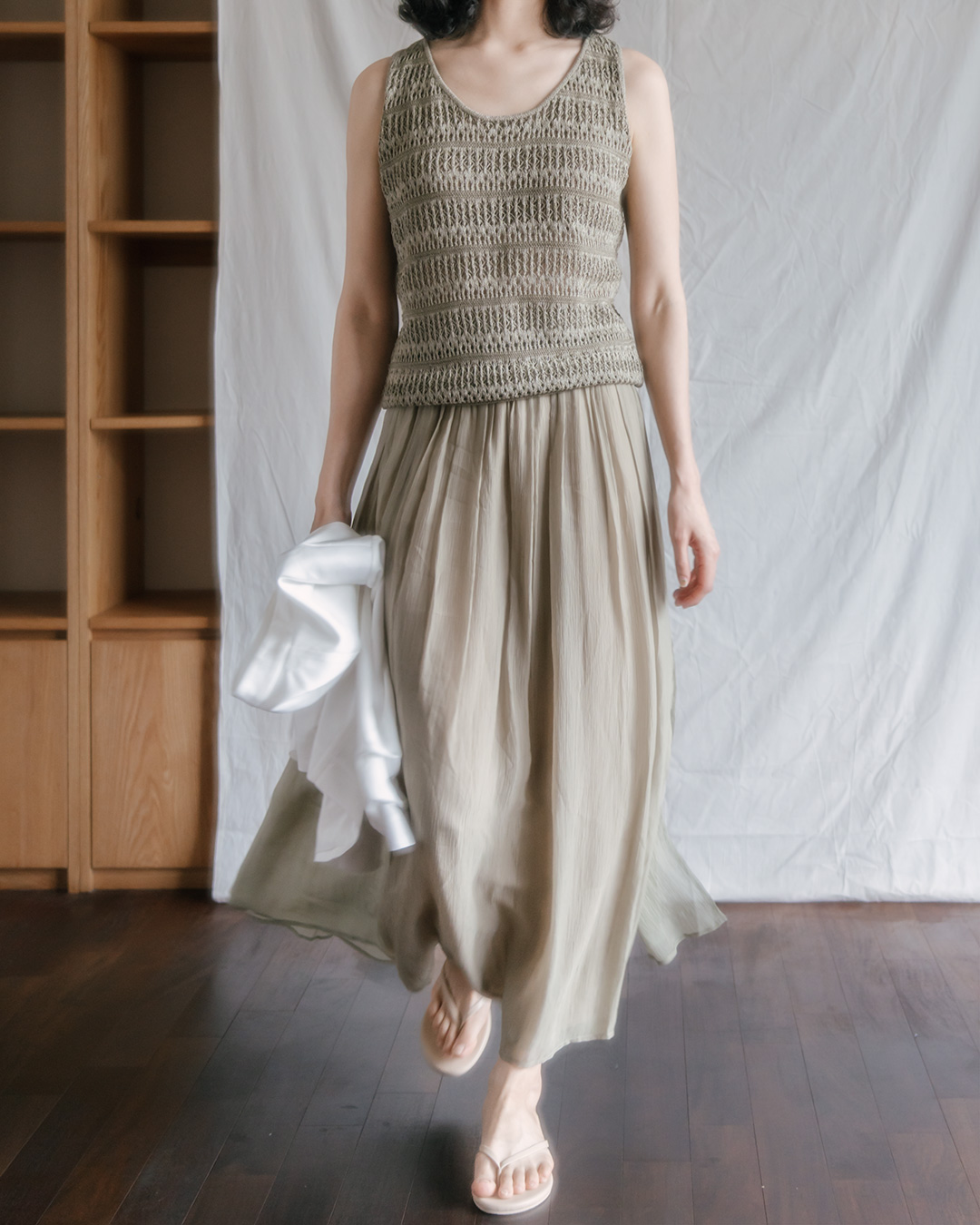 성글게 짜인 Knit 조직<br> 공기처럼 가벼운 Sleeveless