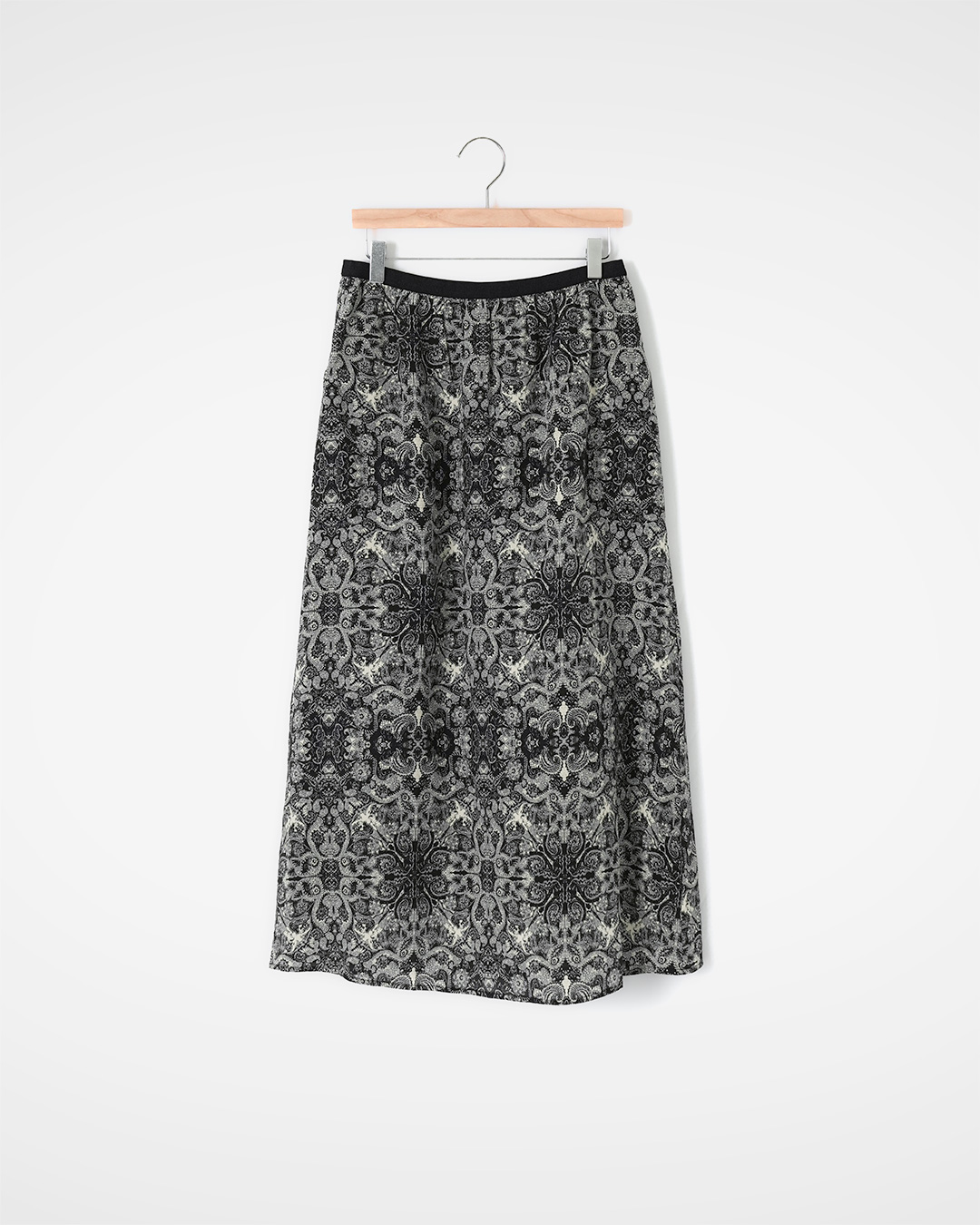 안감 겉감 모두 100% Silk<br> Patterns 하나로 완성되는 조용한 존재감<br> black paisley silk layered skirt
