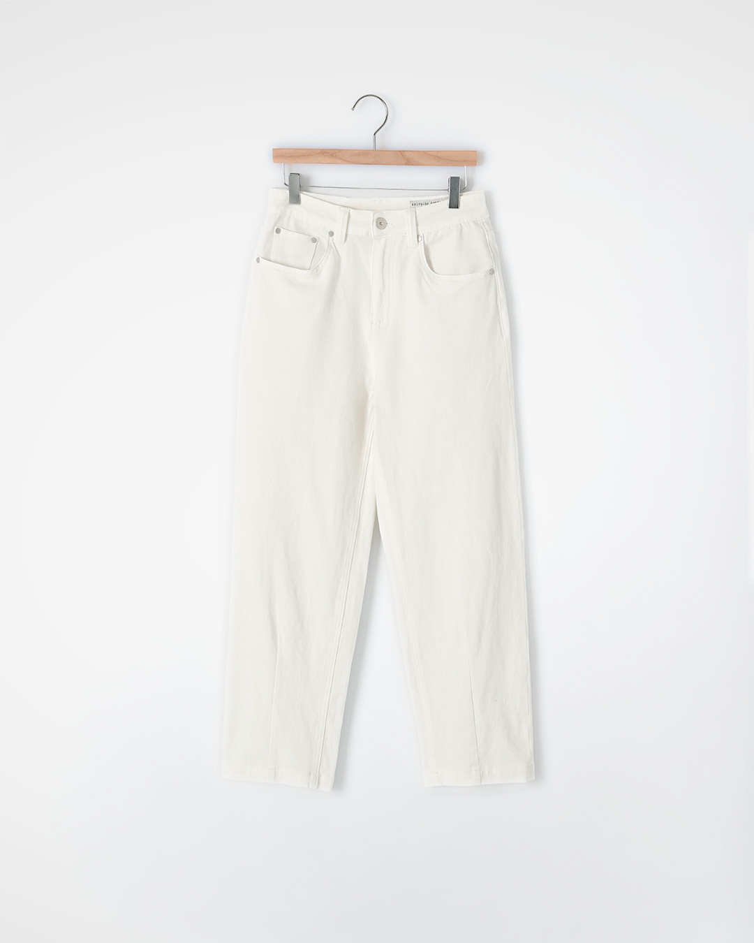 Classic but a little more modern<br> Italian cotton tapered pants