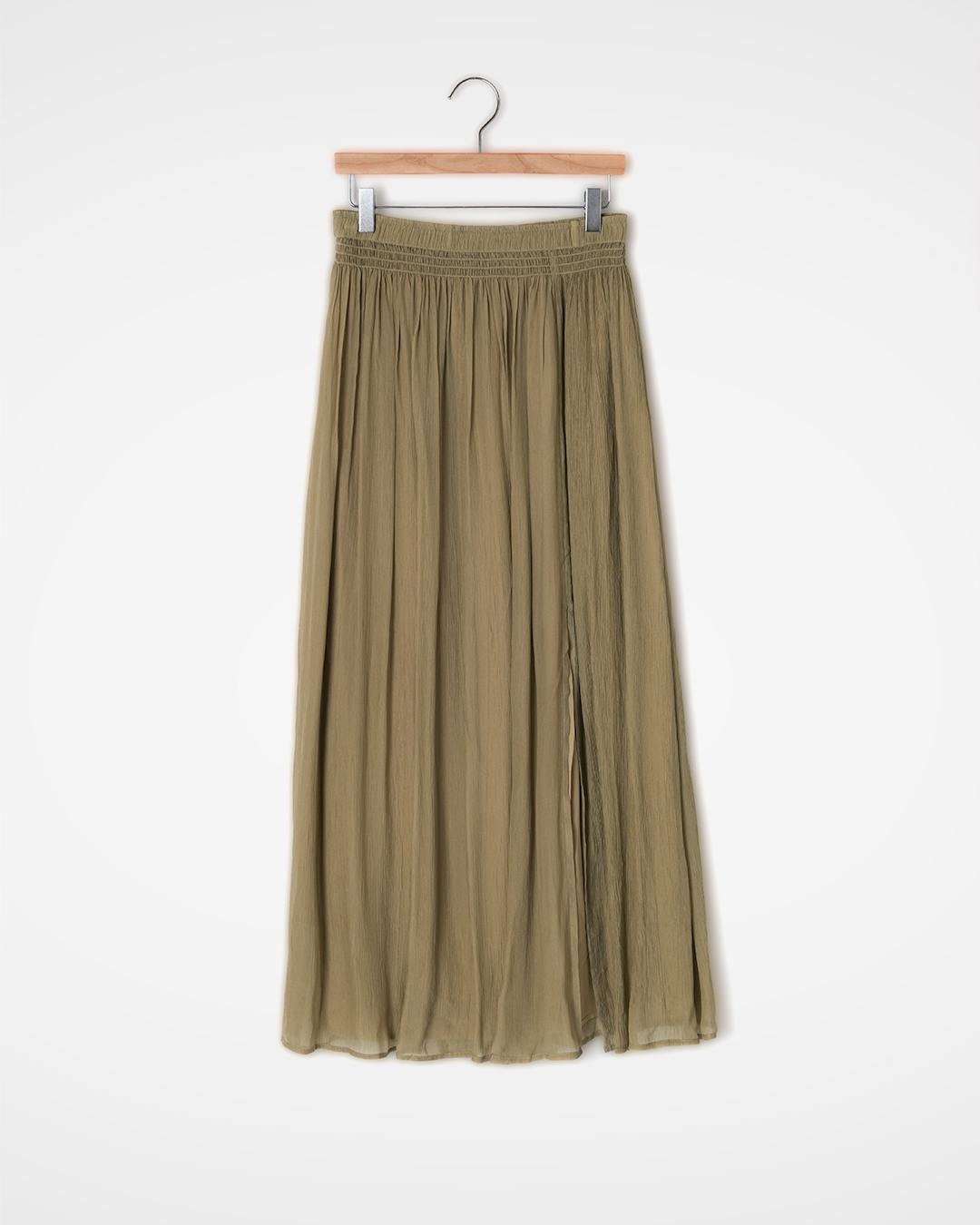 Becoming more elegant with every movement<br> airy pleated banding skirt