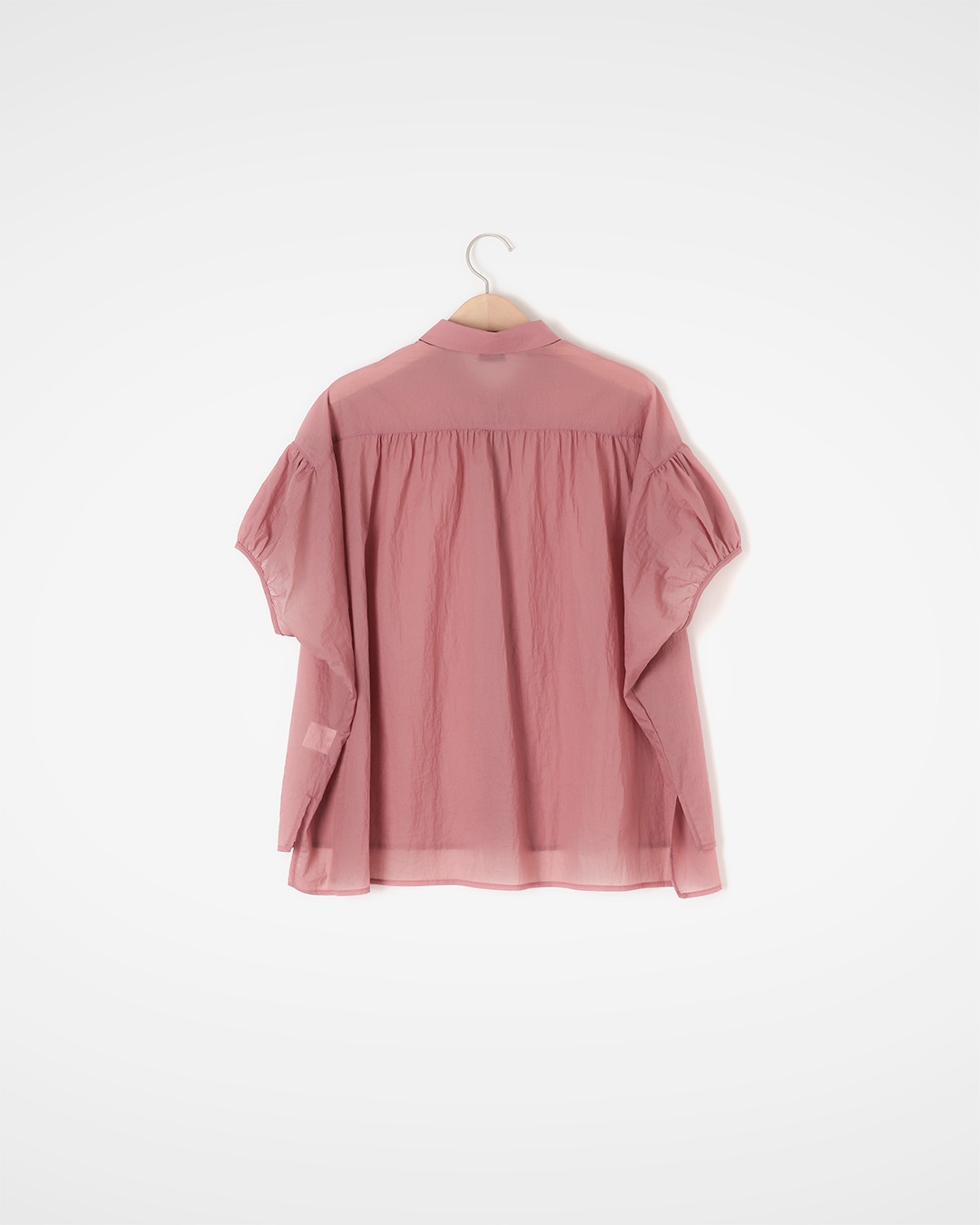 Lightly shed excess fat and refresh the vibe<br> airy nylon shirring blouse