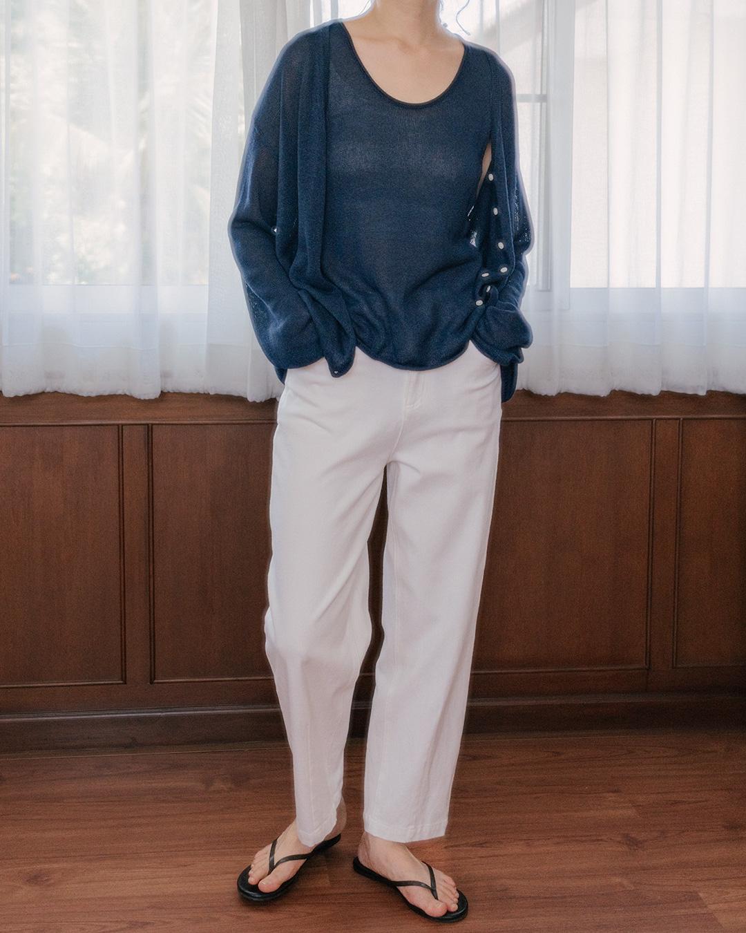 Summer 네이비를 가장 가볍고 우아하게<br> modal paper V cardigan