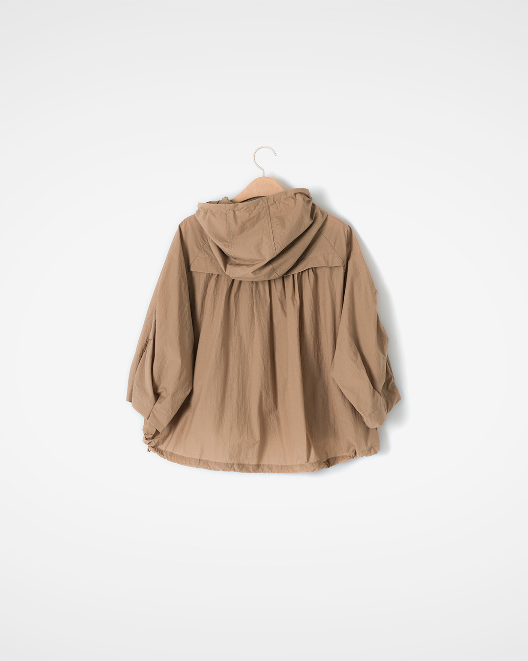 Even the light breeze becomes style<br> cotton nylon hooded short jumper