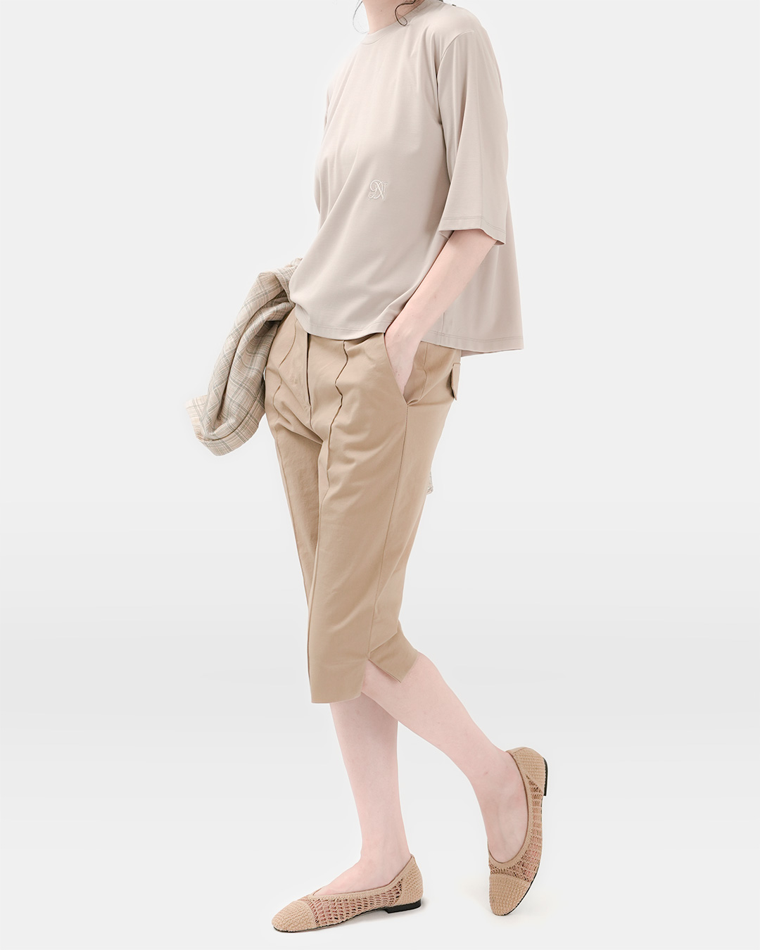 The neatness remains the same, the length of summer is light<br> stretch cotton bermuda pants