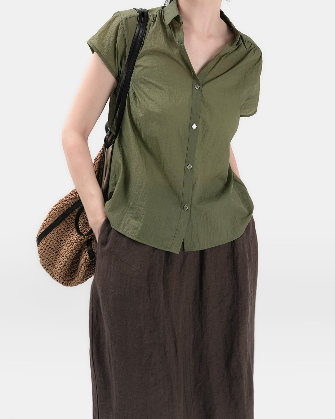 Lightly shed excess fat and refresh the vibe<br> airy nylon shirring blouse