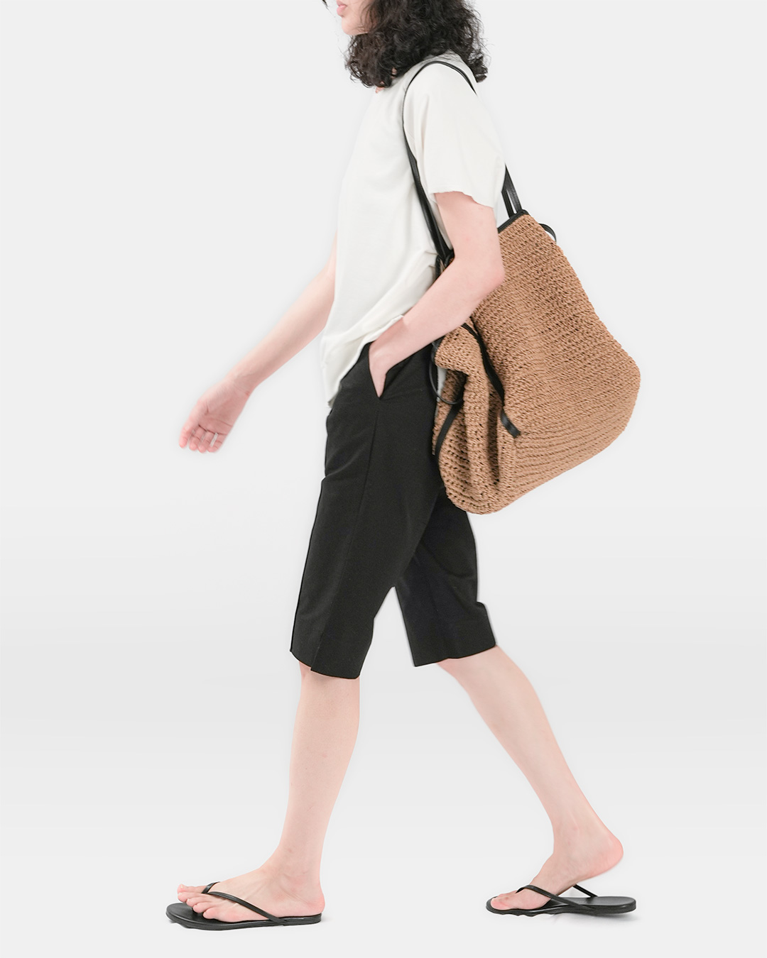 The neatness remains the same, the length of summer is light<br> stretch cotton bermuda pants