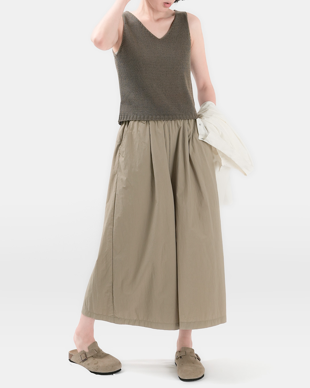 A wide silhouette that is voluminous like a skirt<br> Since they are pants, it is much more comfortable to move around in.