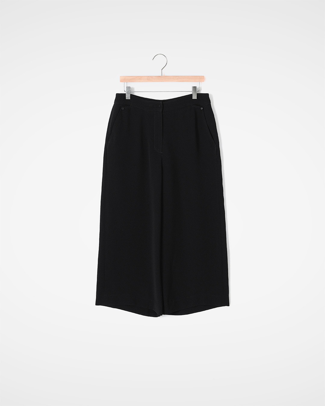 Falls neatly even in midsummer<br> takesada milpa cropped wide pants