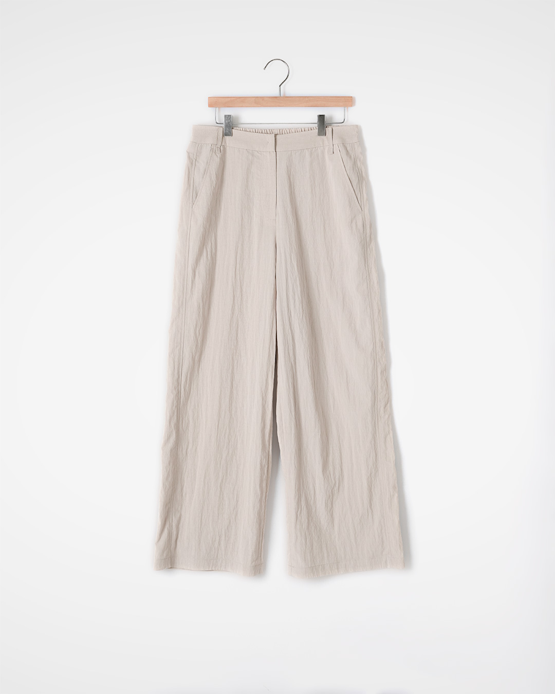 A comfortable yet neatly finished<br> crinkle texture wide pants