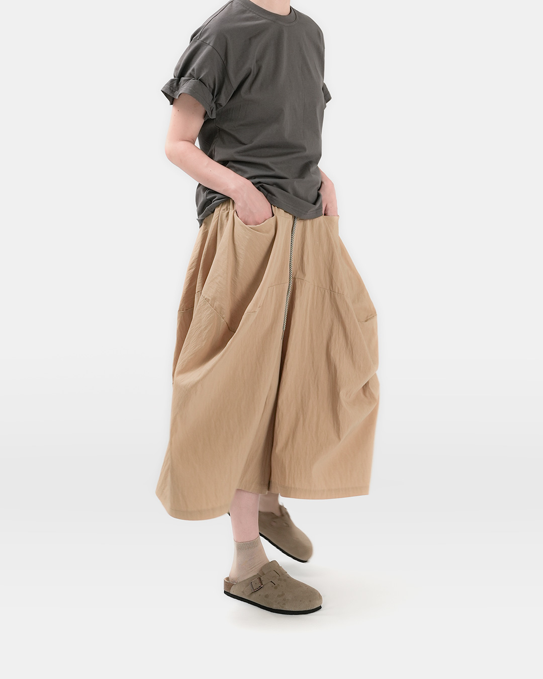 Comfortable style completed by the silhouette<br> utility pocket volume skirt