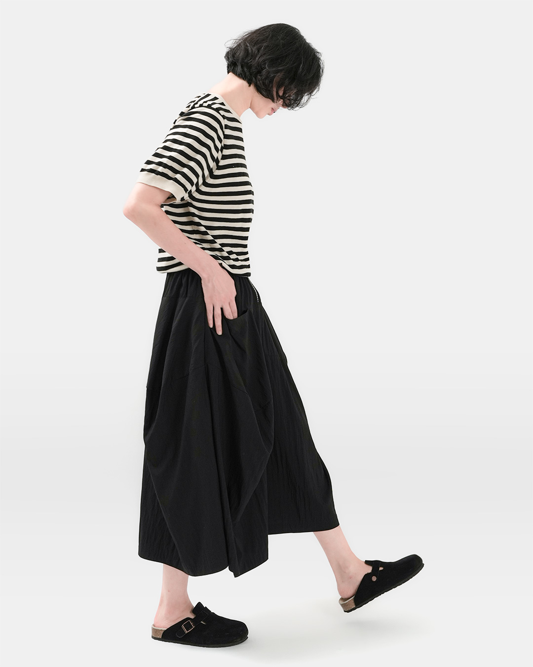 Comfortable style completed by the silhouette<br> utility pocket volume skirt