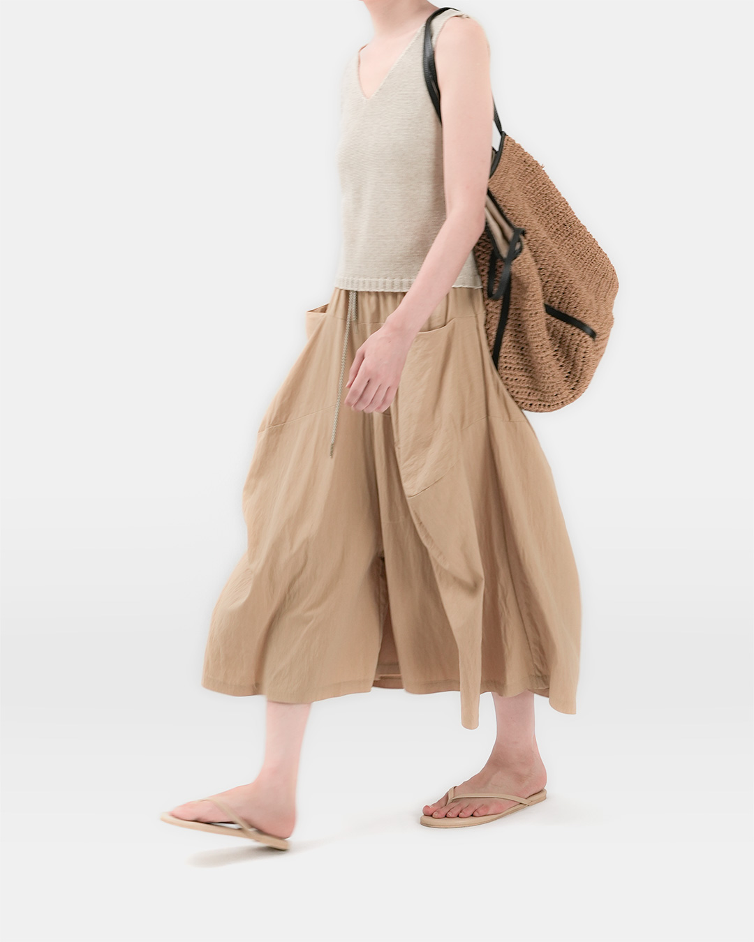 Comfortable style completed by the silhouette<br> utility pocket volume skirt