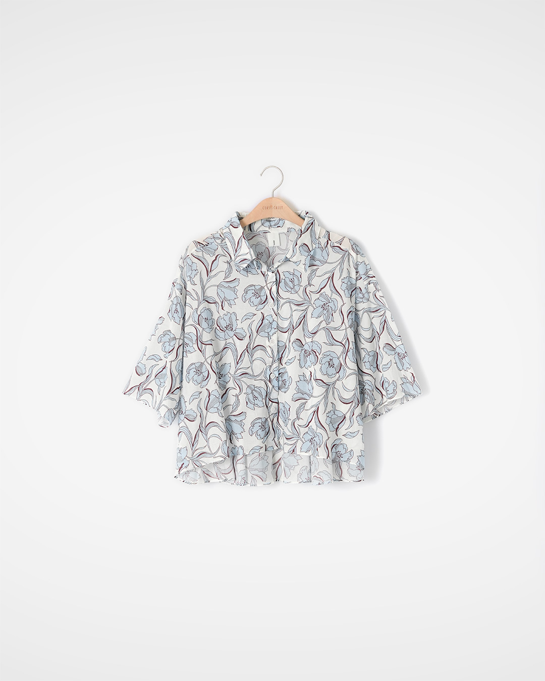 A single outfit completes the look<br> cotton flower cropped blouse