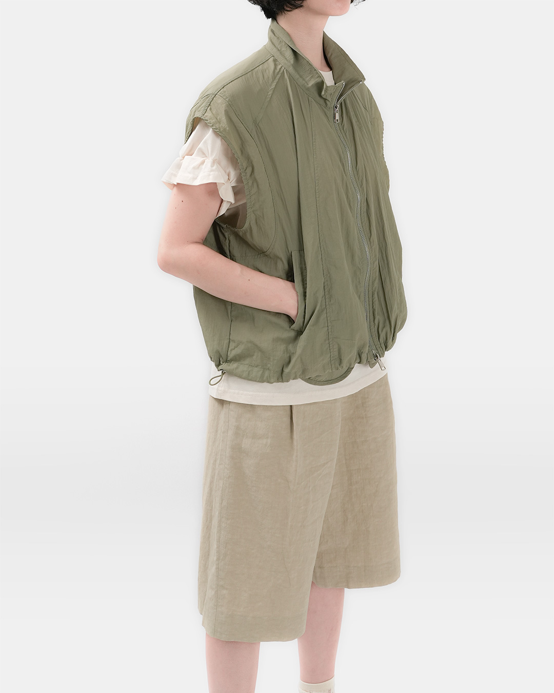 A look that comes together even when thrown on lightly<br> light crinkle zip-up vest