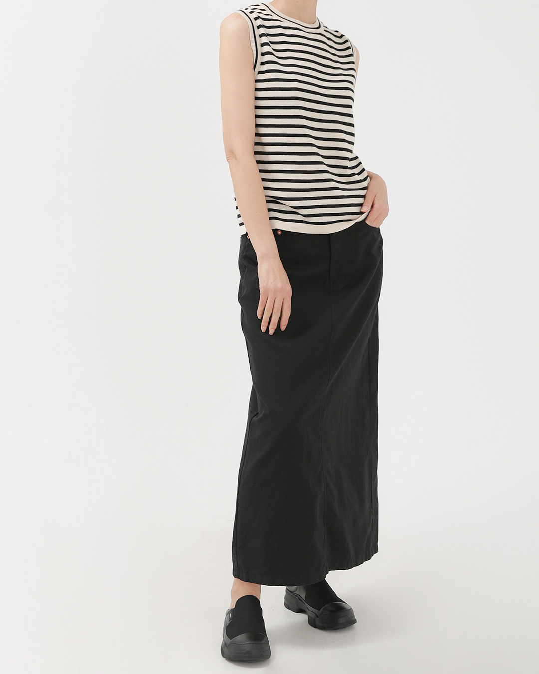 Summer 룩을 또렷하게 잡아주는<br> Stripe Sleeveless Tower