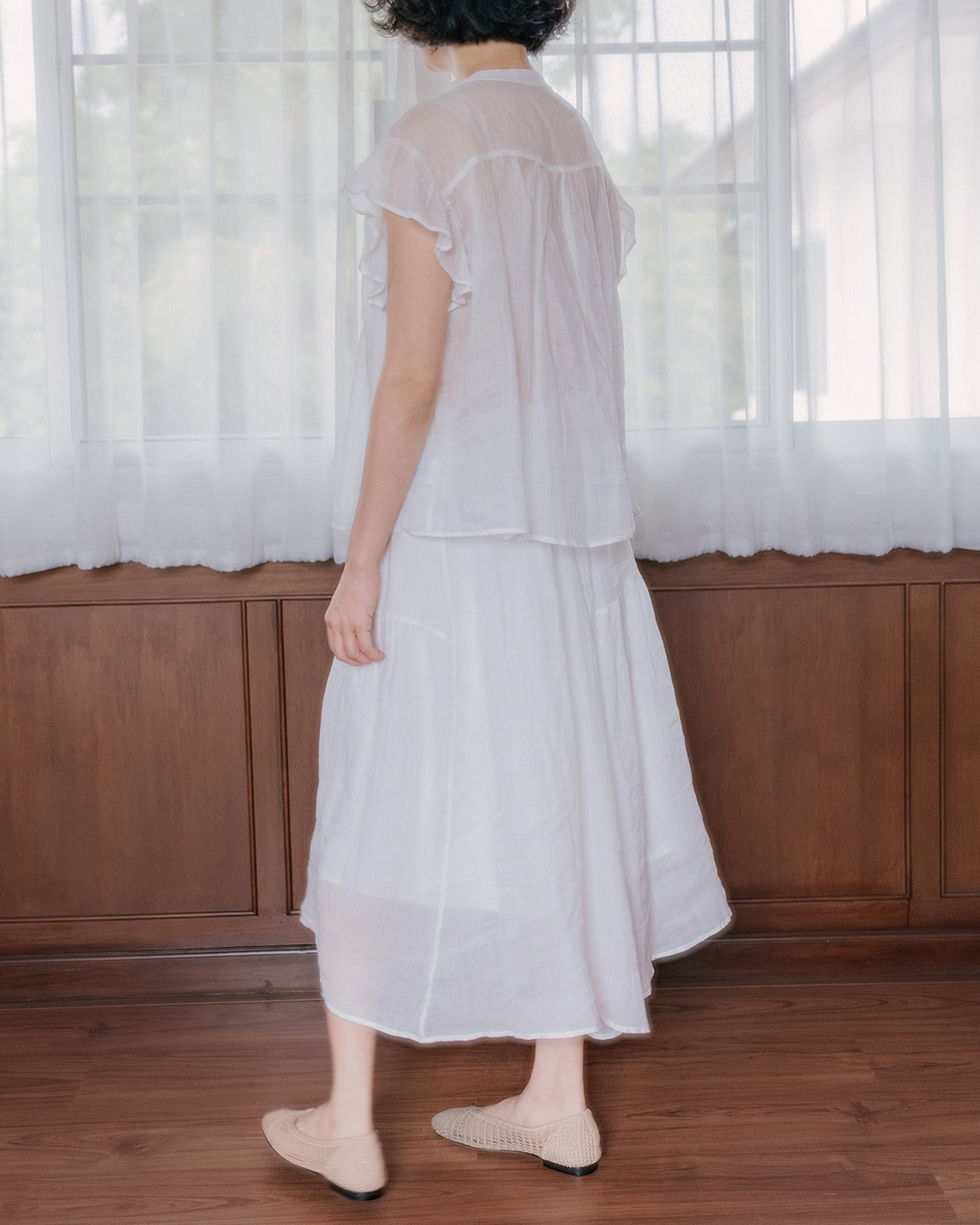 The gentle neatness of summer<br> sheer linen frill blouse 3 colors
