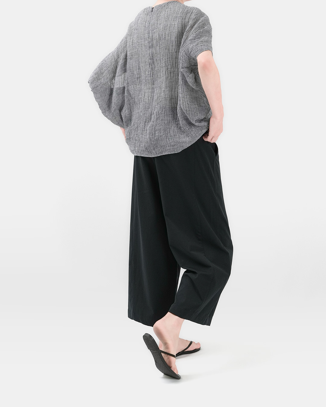 Shed excess fat and create an elegant silhouette<br> airy balloon banding pants
