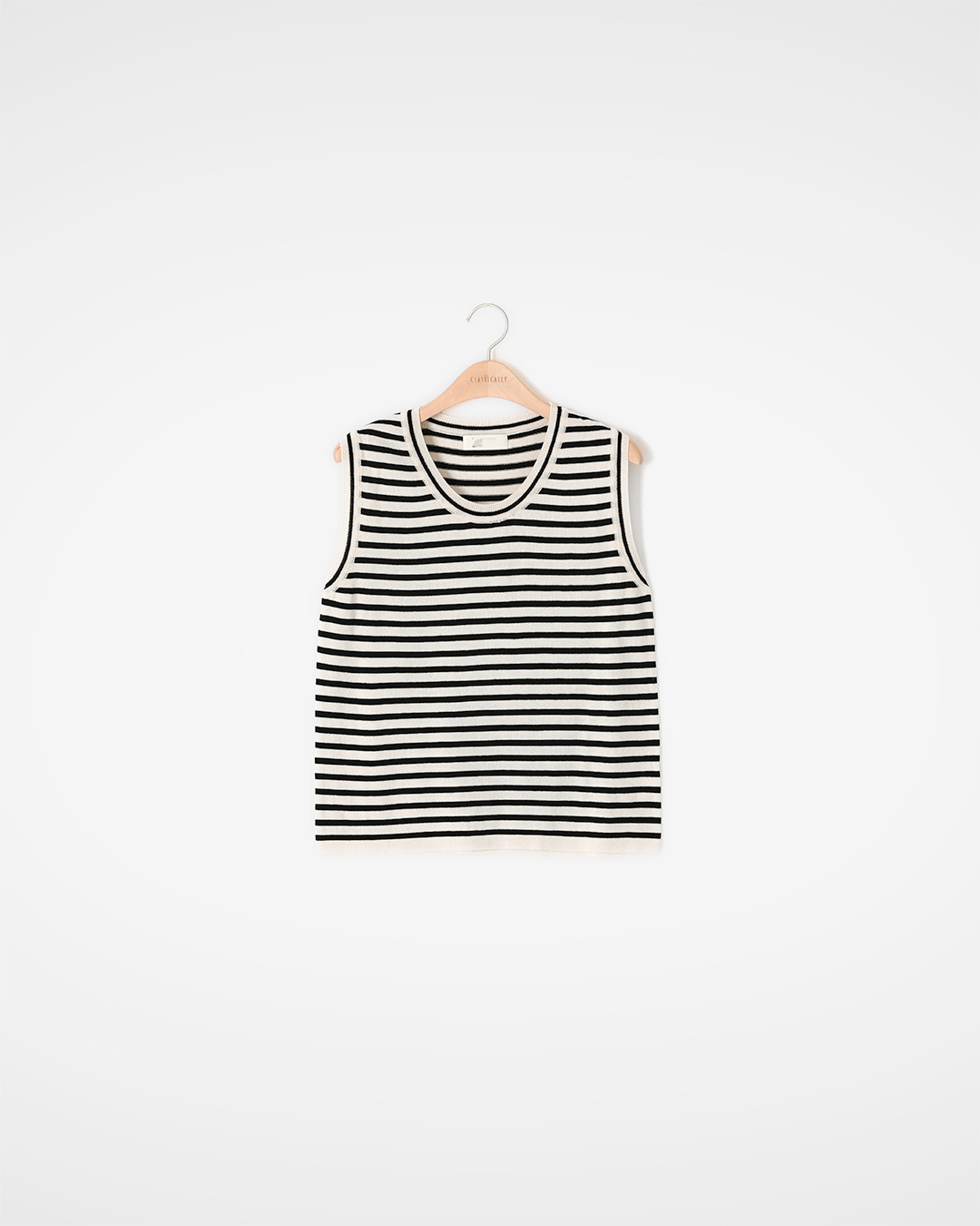 Summer 룩을 또렷하게 잡아주는<br> Stripe Sleeveless Tower