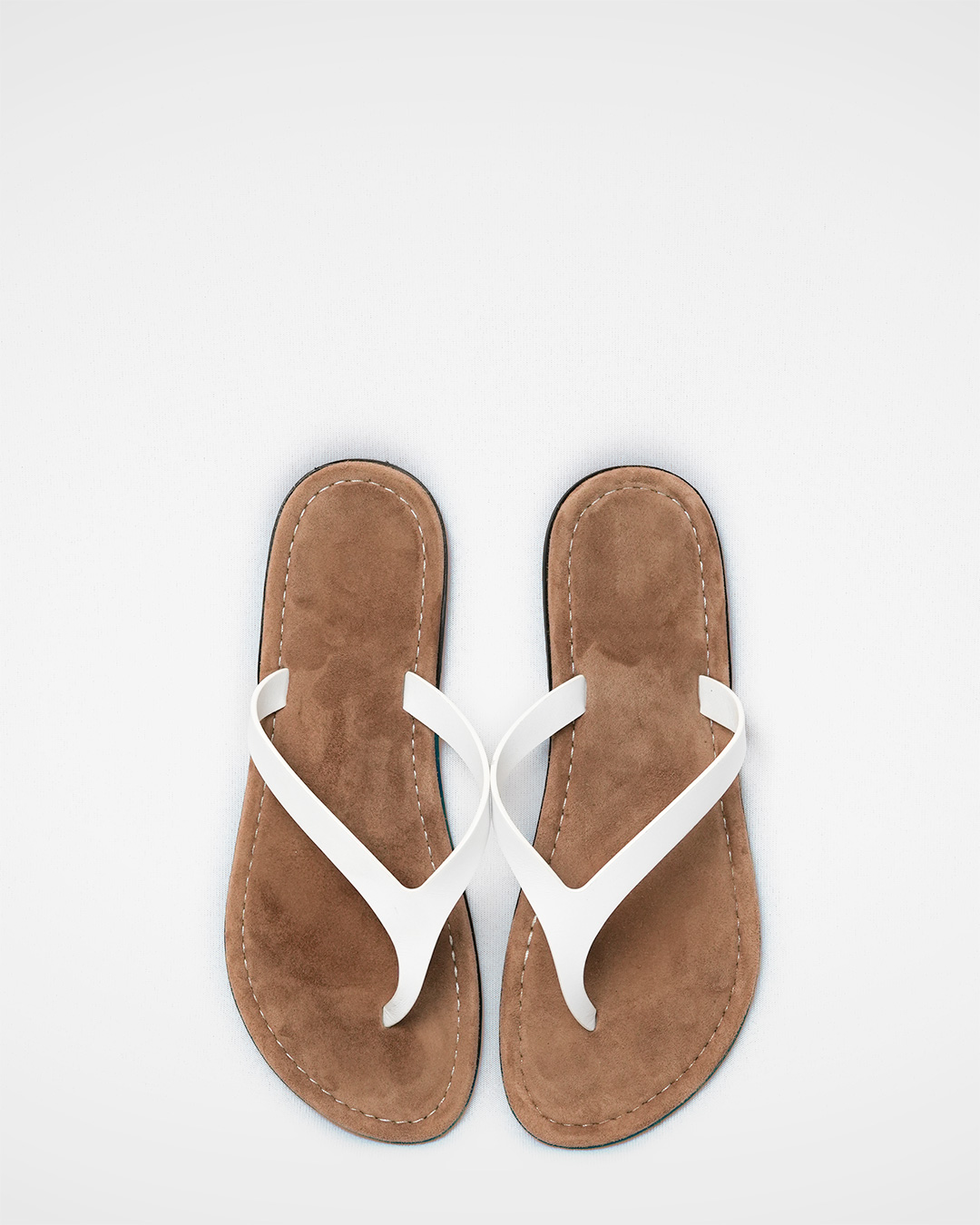 아주 현실적인 Summer 슈즈<br> White Strap Suede Flip Flops