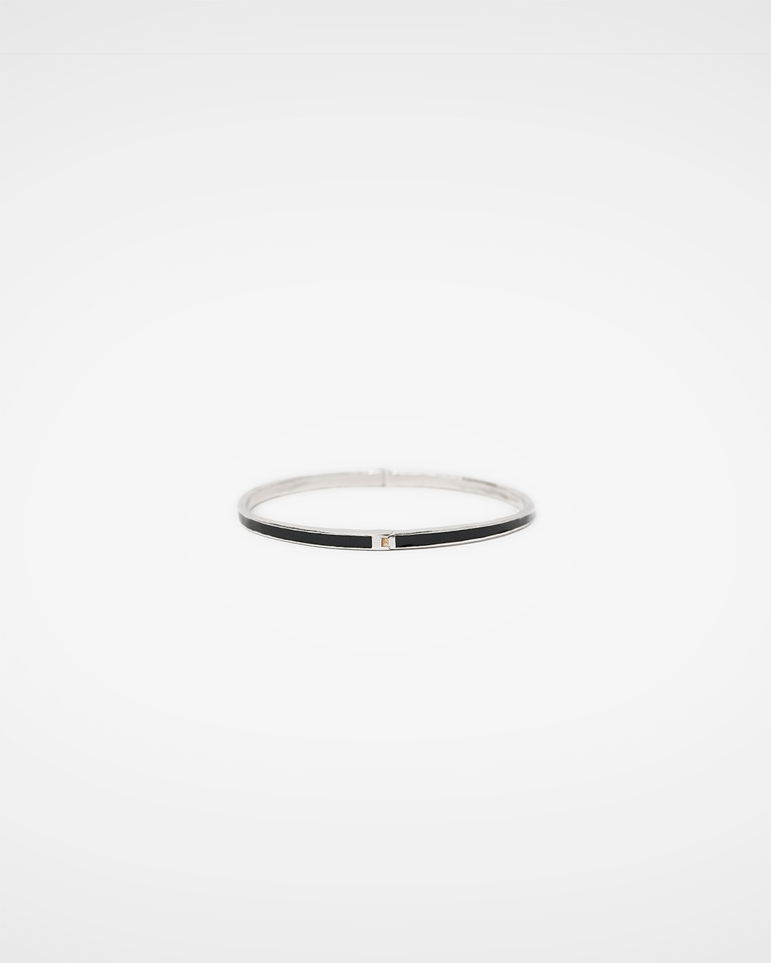 Black 라인으로 단정하게<br> Slim Enamel Bangle