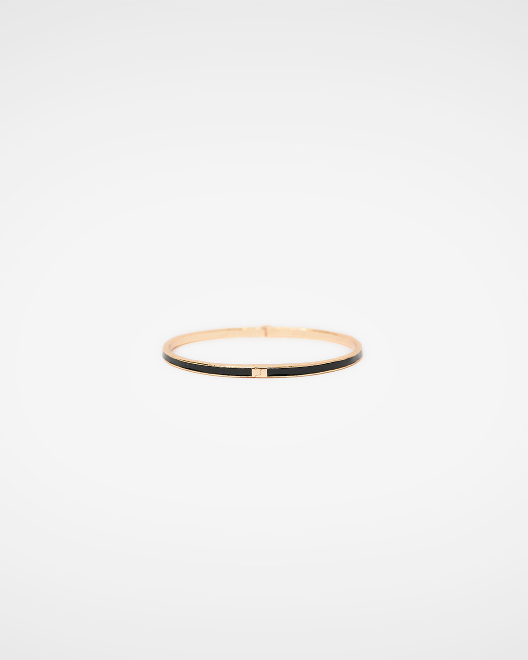 Black 라인으로 단정하게<br> Slim Enamel Bangle