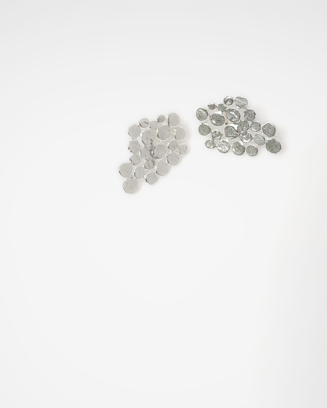 Delicate 조각들이 모여 만든 key point<br> Pebble Piece Earrings