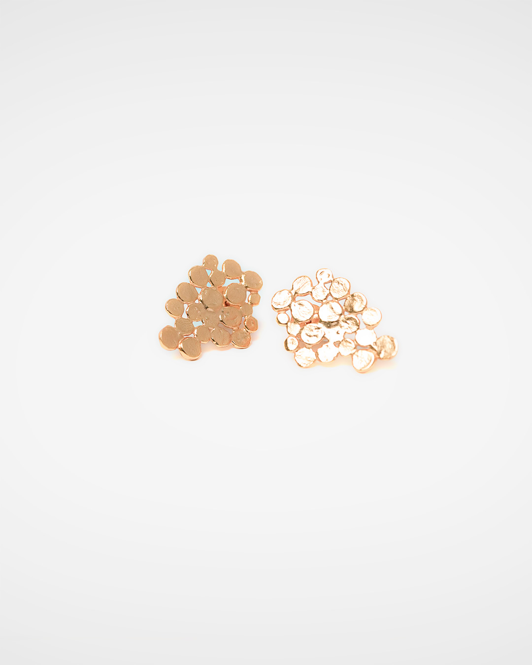 Delicate 조각들이 모여 만든 key point<br> Pebble Piece Earrings