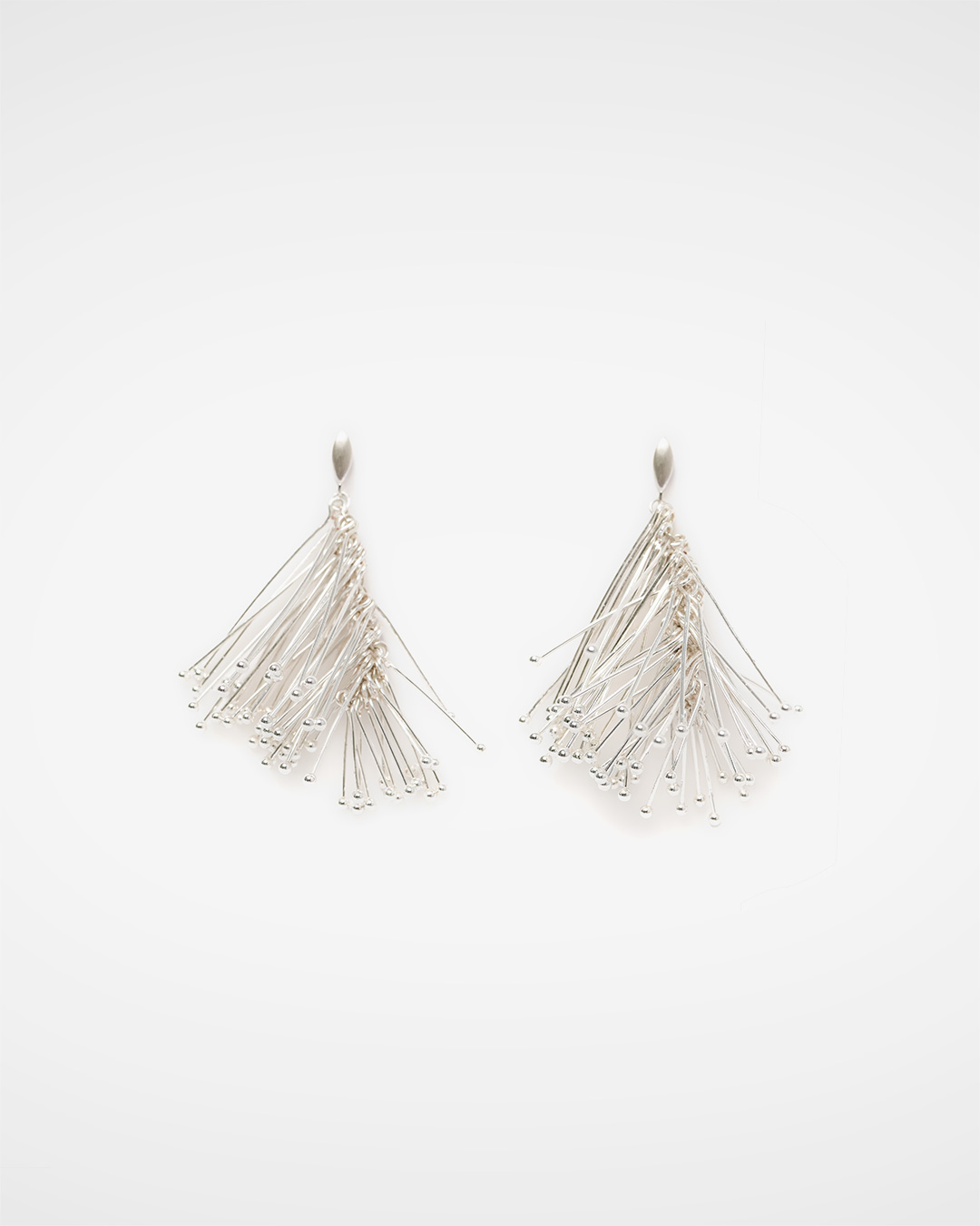 Delicate 조각들이 모여 만든 key point<br> Pebble Piece Earrings