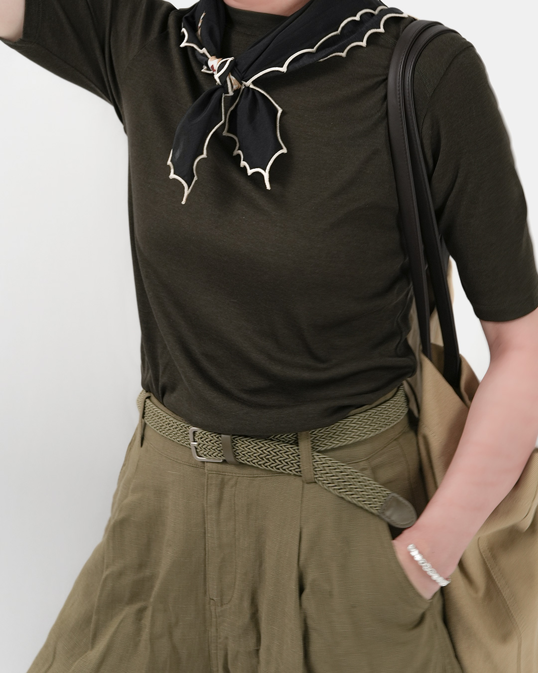 A small piece that changes the impression of the look<br> Botanical Cotton Silk Scarf