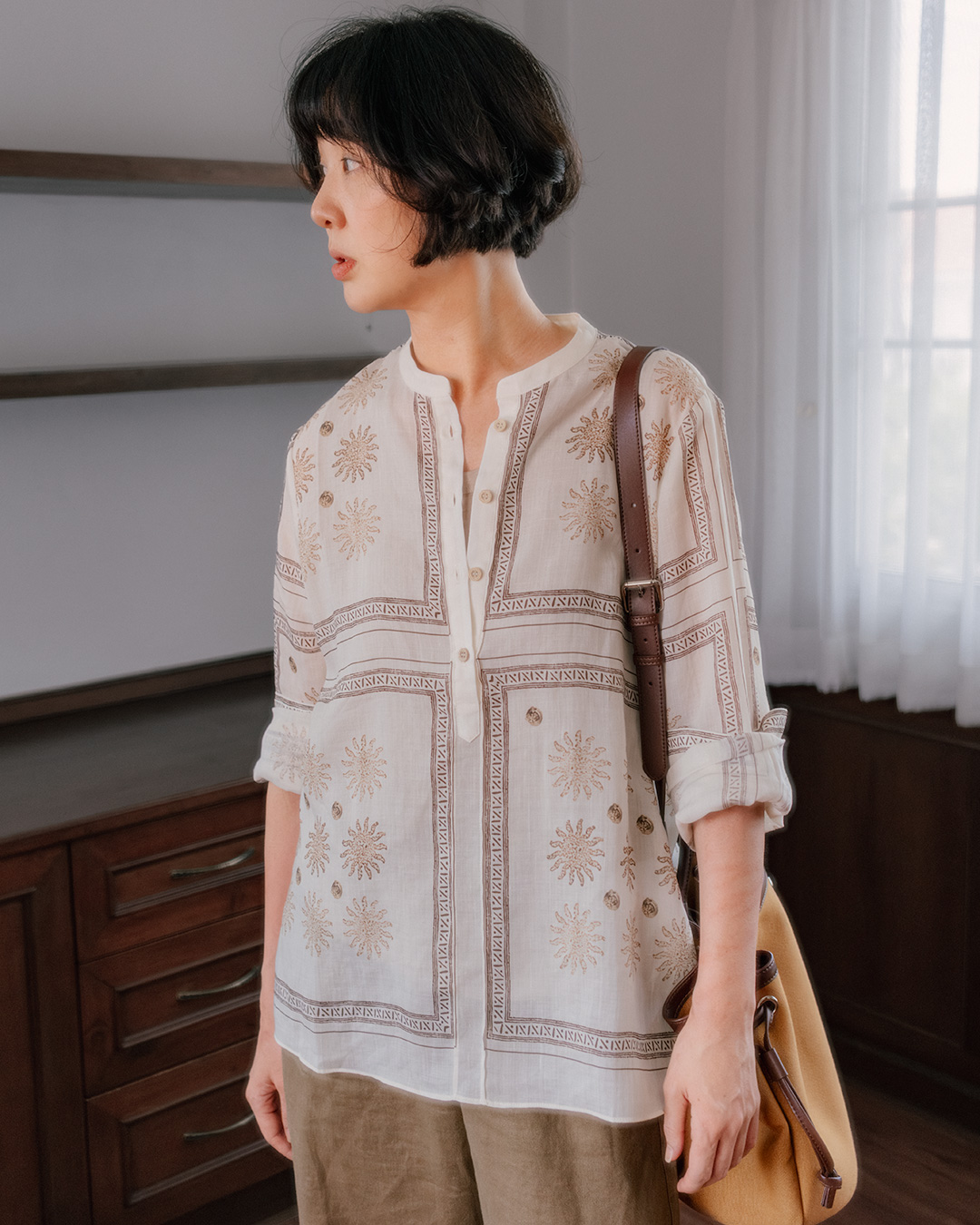 Sunshine 무늬 하나로 완성되는 여름의 여유<br> Ramie Tencel Sun Print Blouse