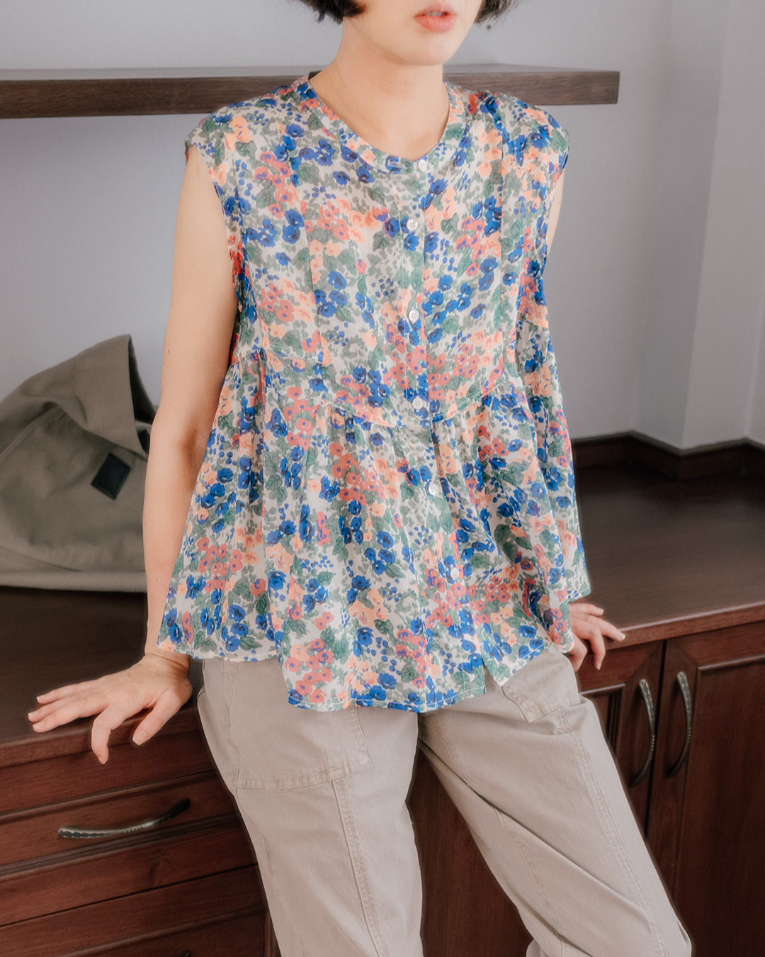 Summer 얼굴을 밝혀주는 Flower 한 Fold<br> Ramie Floral Sleeveless Blouse