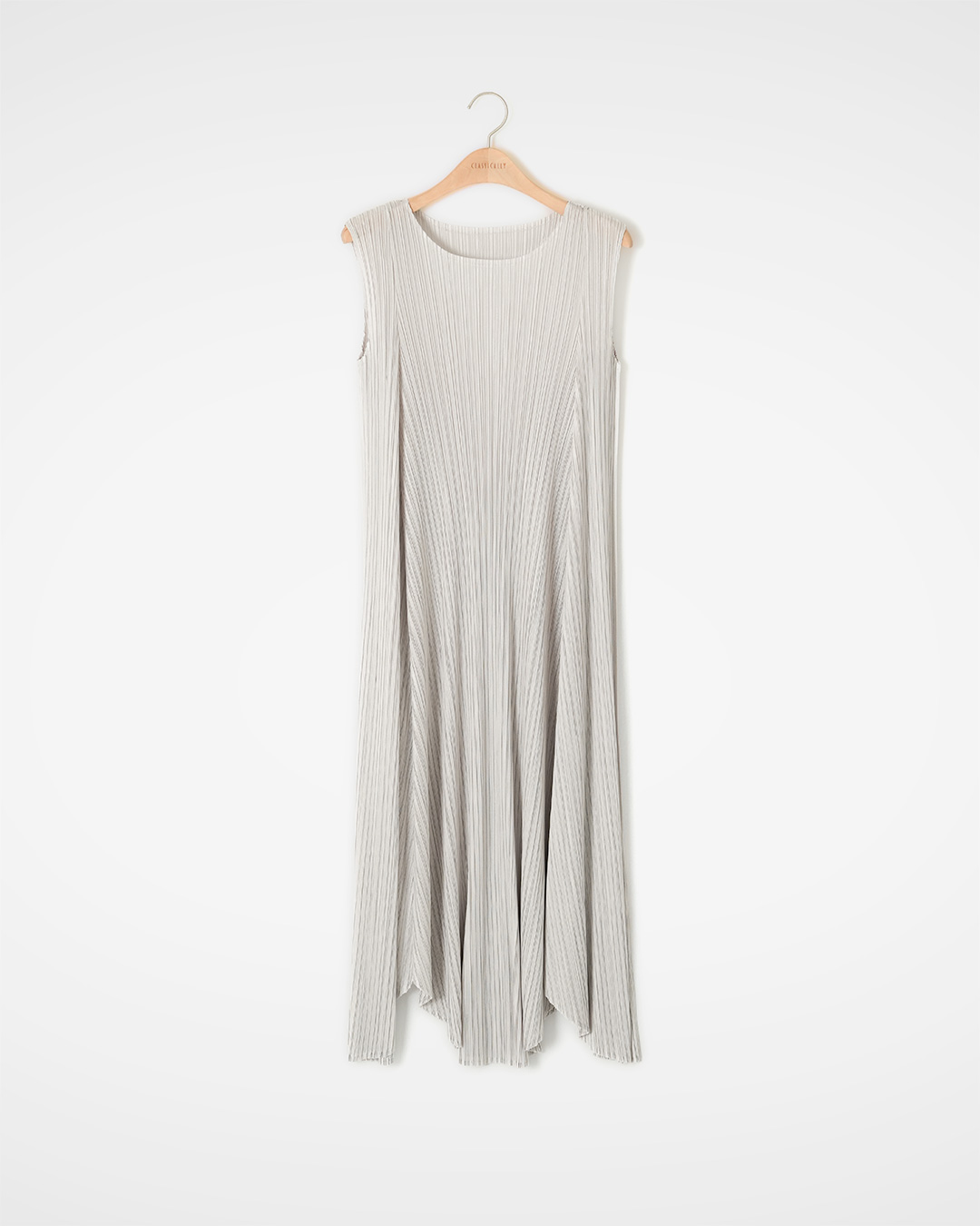 The moment you put it on, you look effortlessly dressed<br> Pleated Sleeveless Long Dress