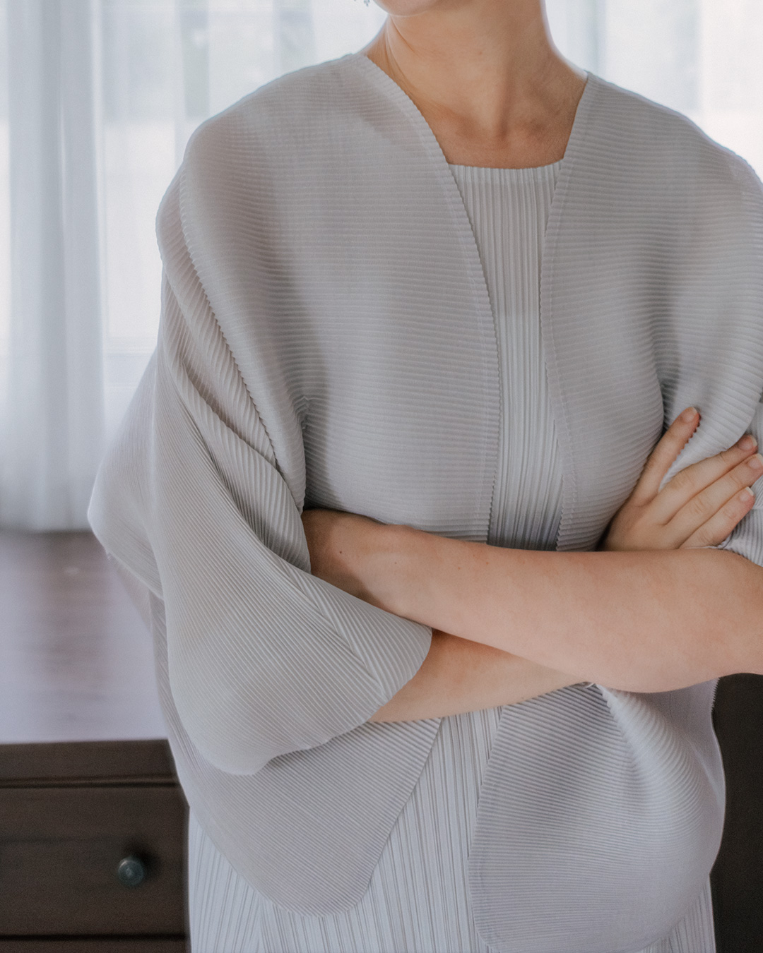 Sleeveless One Piece 위에 Graceful 한 Fold<br> Greige Pleated Open Cardigan