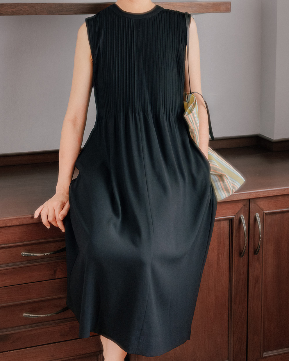 조용히 고급스러운 Black<br> Imported Acetate Pleated Dress