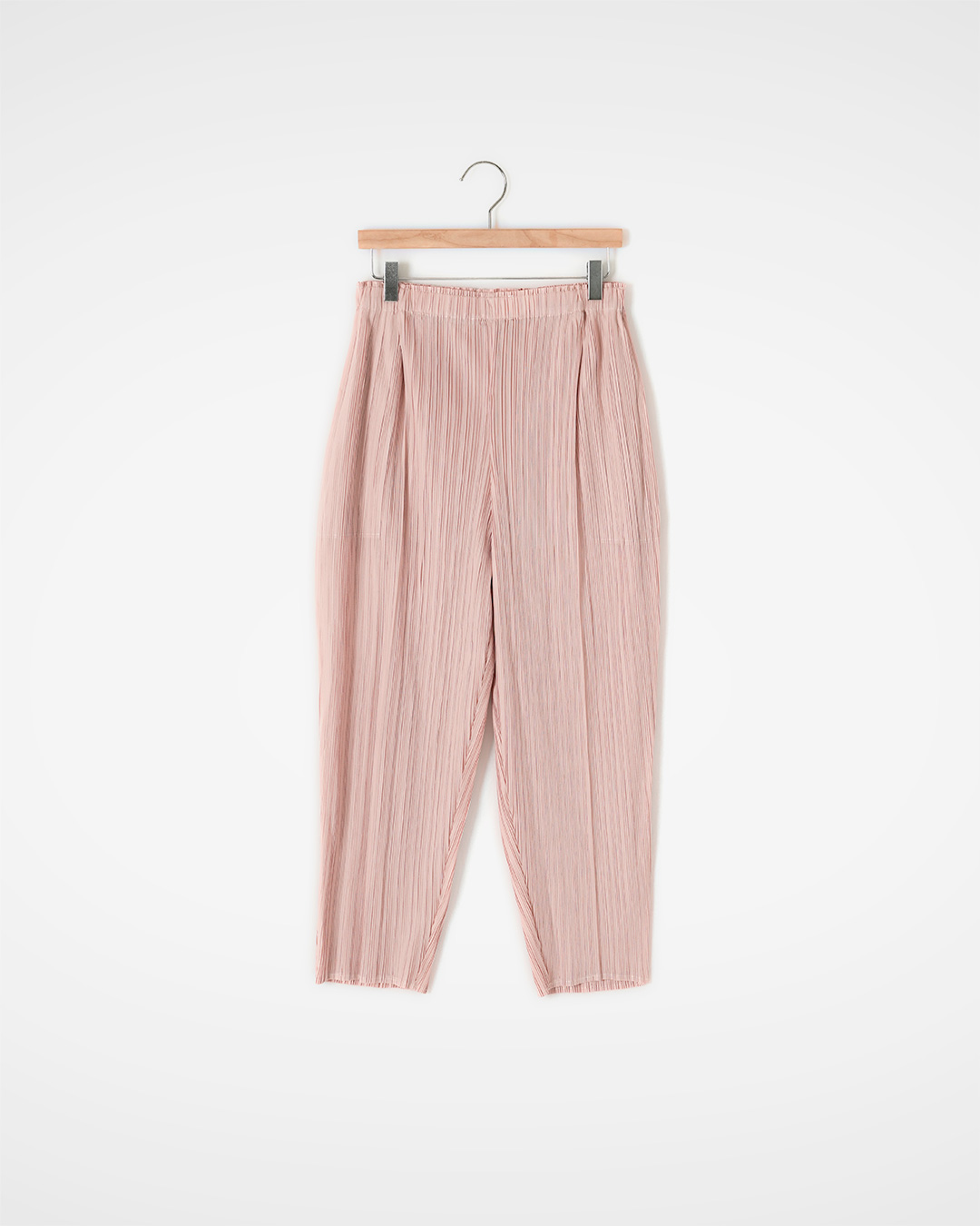 Wrinkles 하나로 완성되는 여름의 품격<br>Pleated Easy Tapered Pants