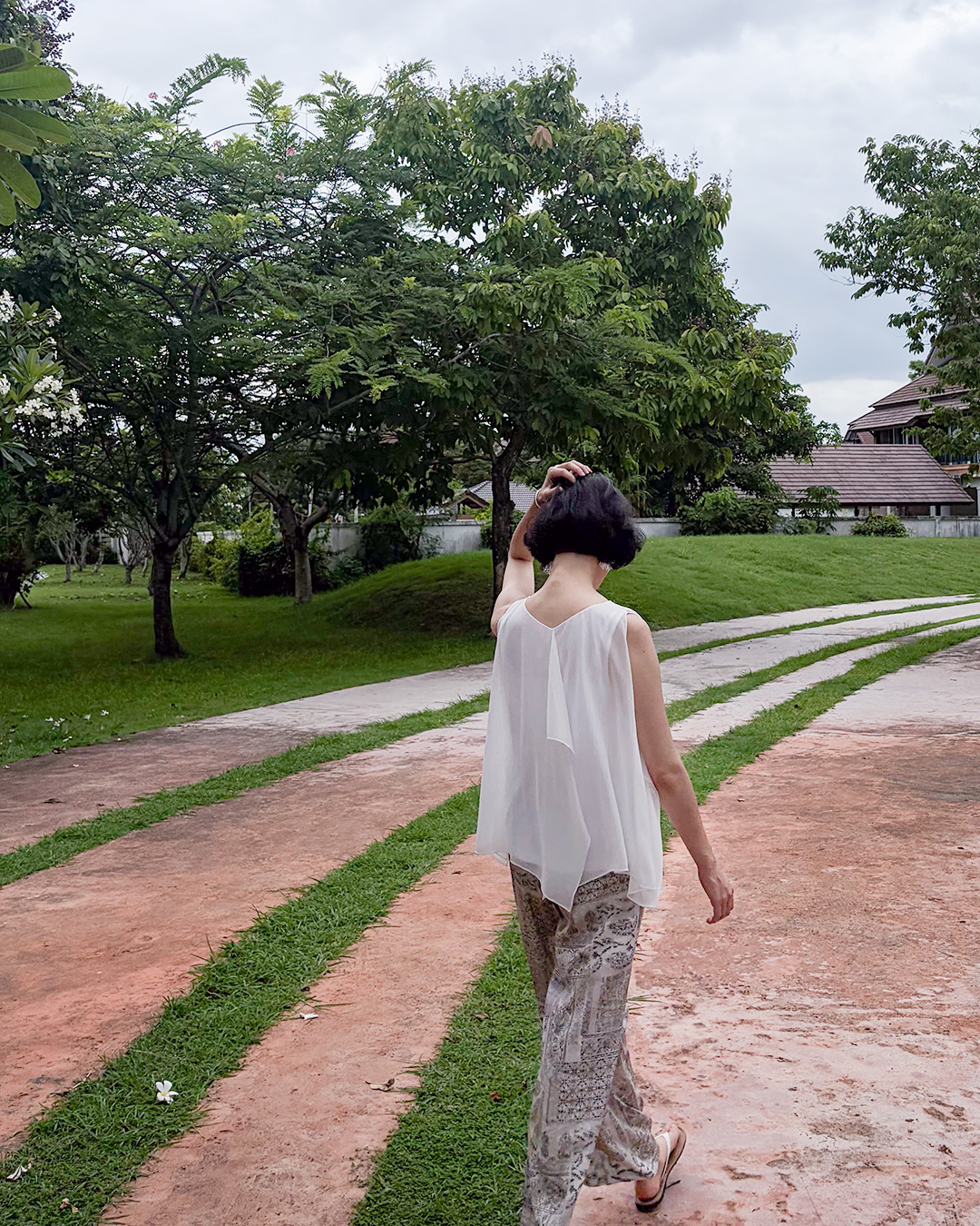 More elegantly and lightly than anyone else<br> Flow Draping Sleeveless Top