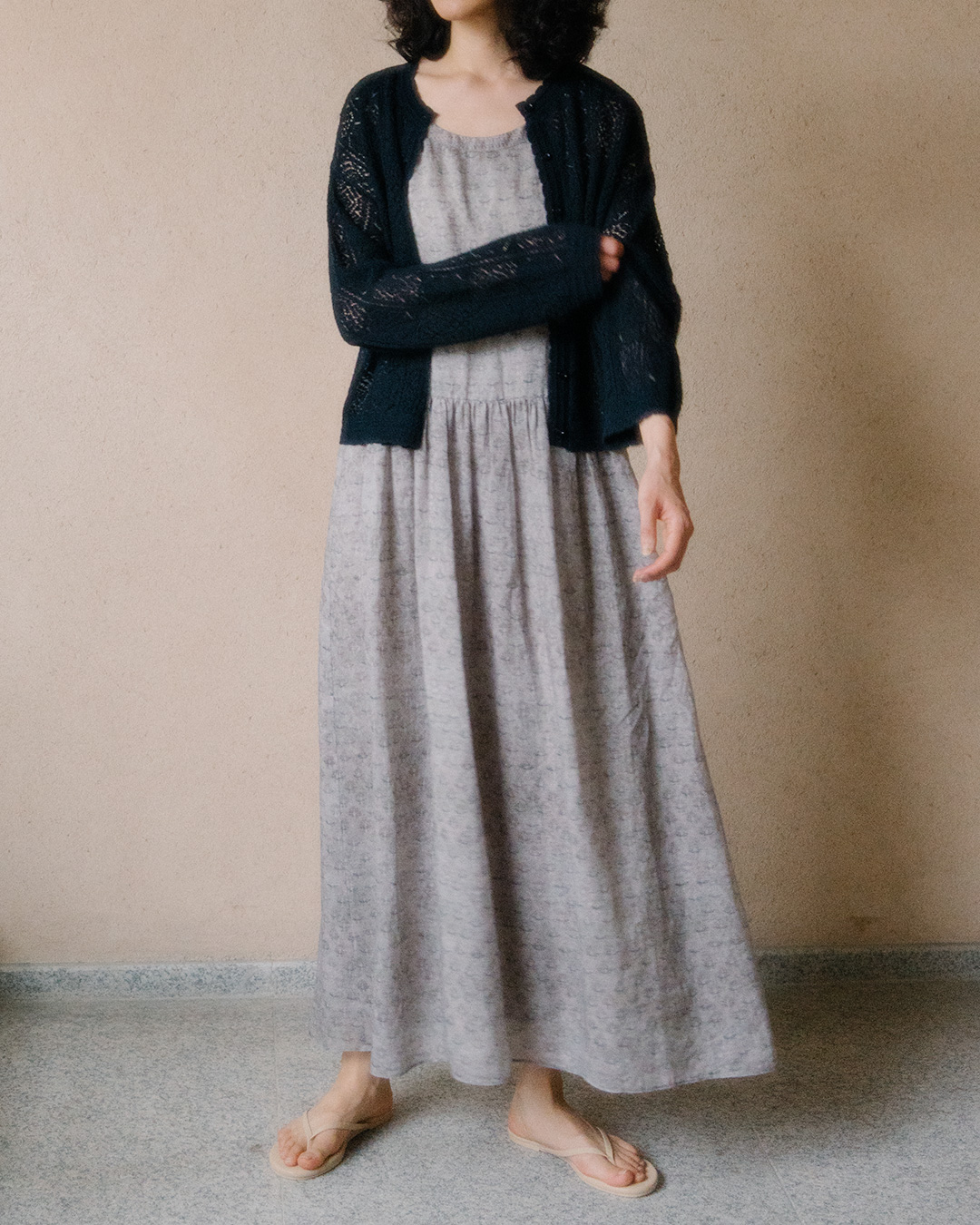 Adding delicacy to a neat atmosphere<br> airy lace knit cardigan