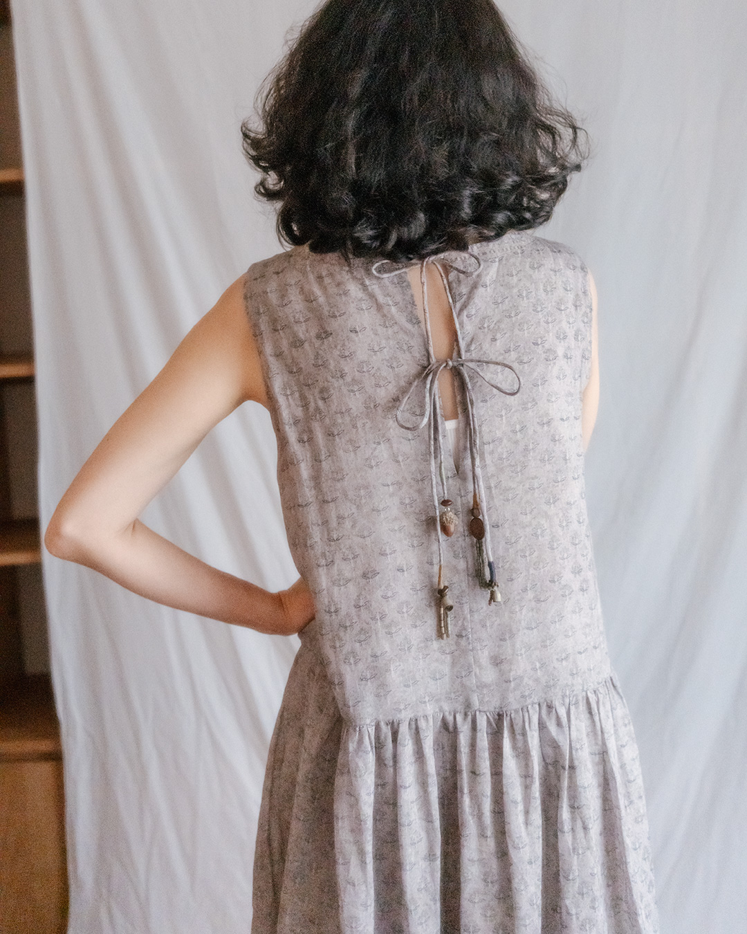 From a short outing to midday at a travel destination<br> printed linen sleeveless dress