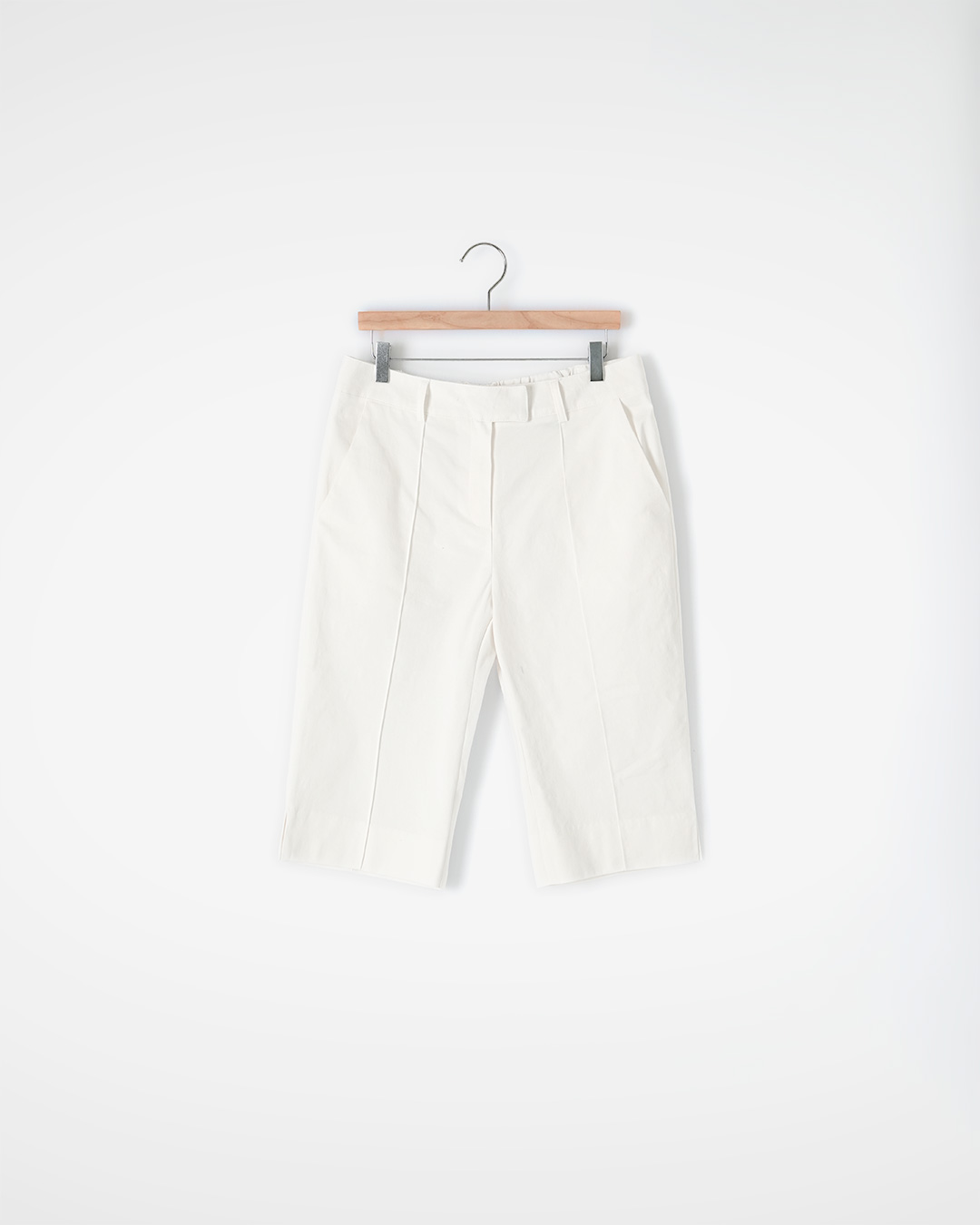 The neatness remains the same, the length of summer is light<br> stretch cotton bermuda pants