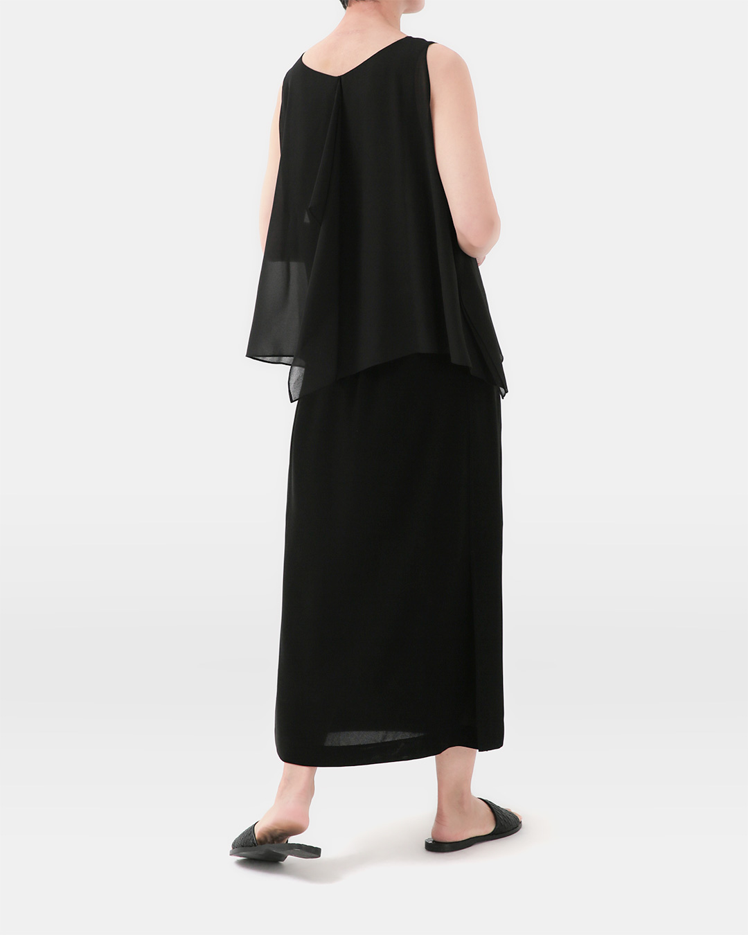 More elegantly and lightly than anyone else<br> Flow Draping Sleeveless Top
