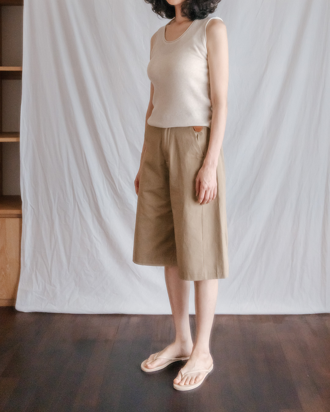 몸선을 따라 흐르는<br> 고탄력 Sleeveless Tower