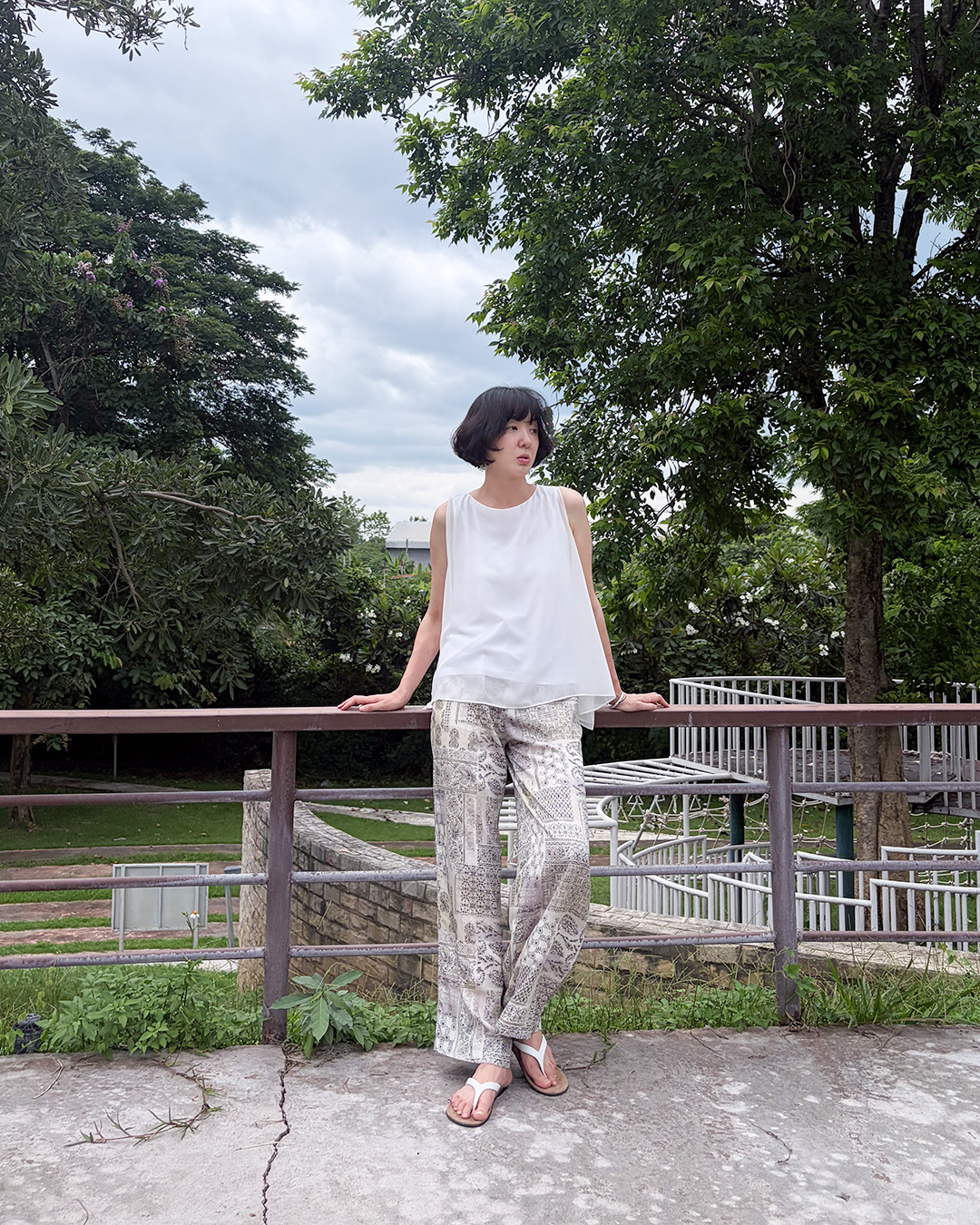 More elegantly and lightly than anyone else<br> Flow Draping Sleeveless Top