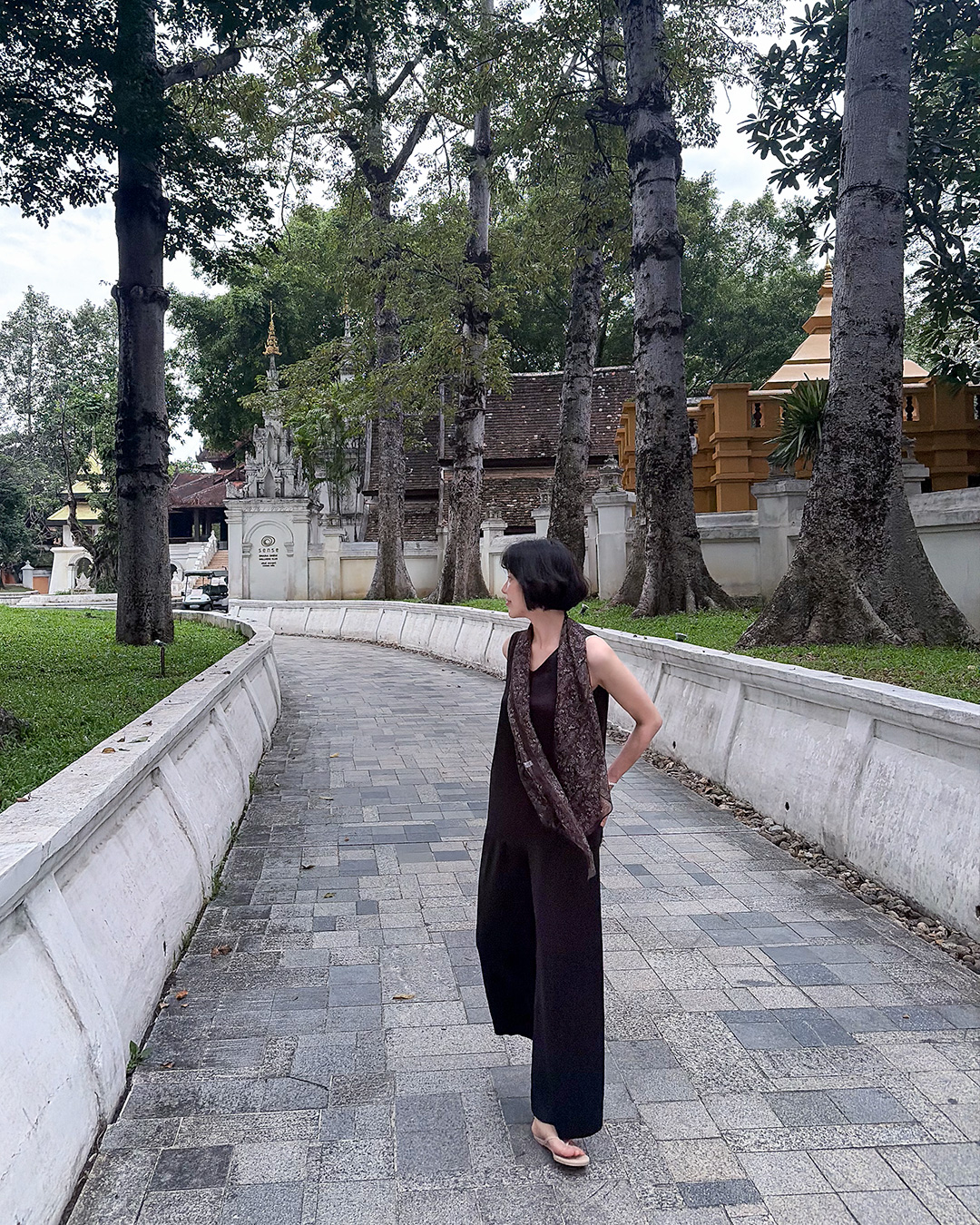 은은하게 반짝이는 여름의 우아함<br> set-item satin wide pants