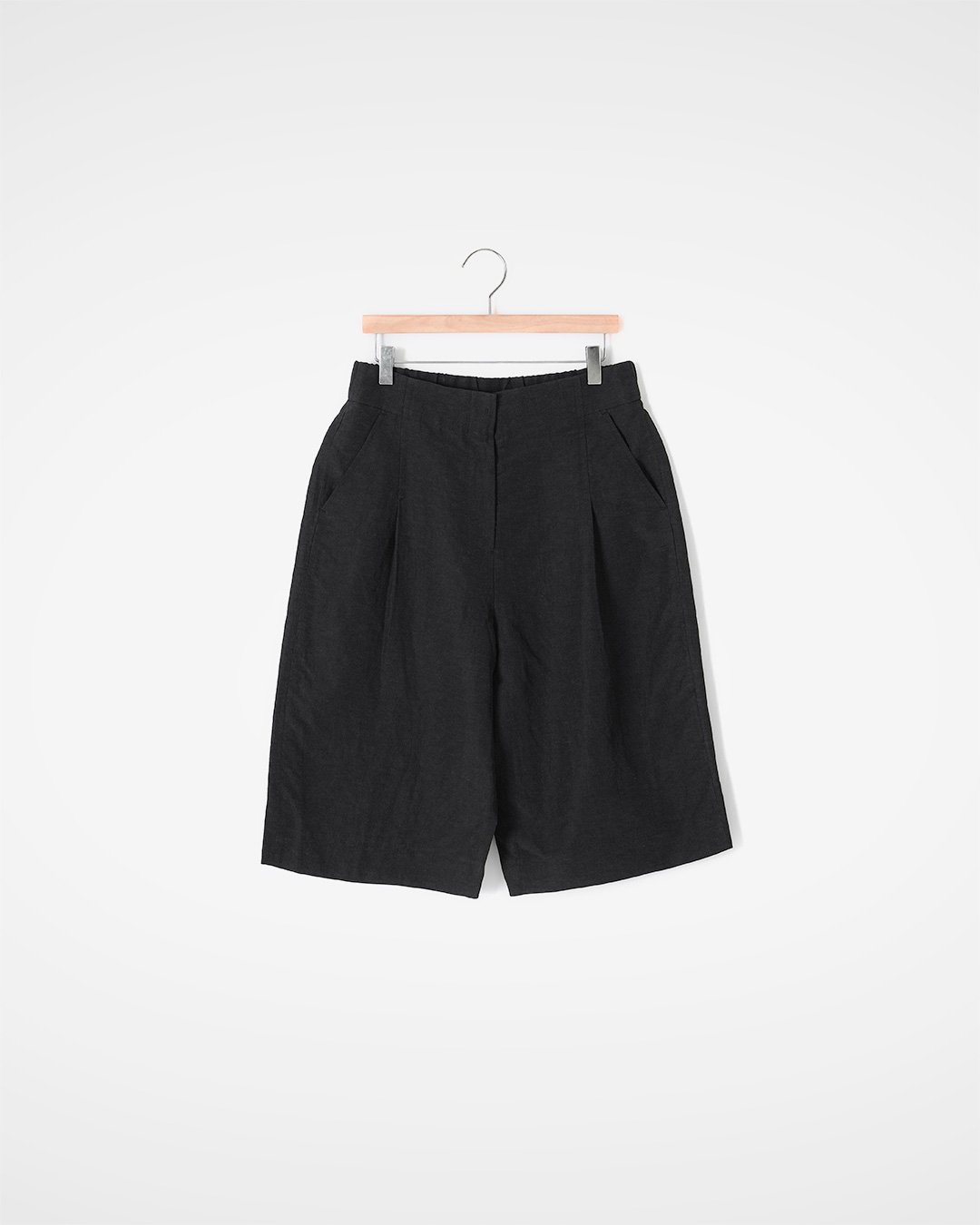 For a neat summer<br> linen blend bermuda pants