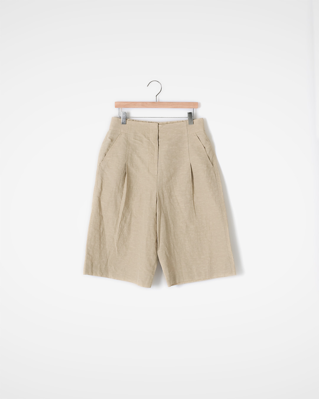 For a neat summer<br> linen blend bermuda pants