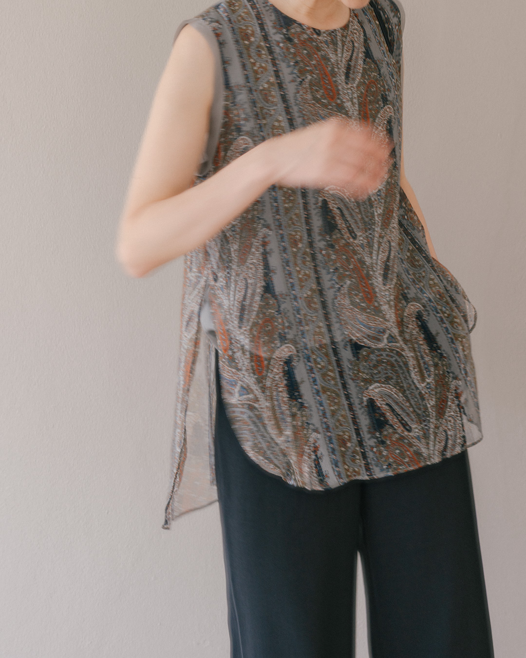 안감 겉감 모두 100% Silk<br> 시어한 결 위에 분위기를 더한<br> paisley layered sleeveless blouse