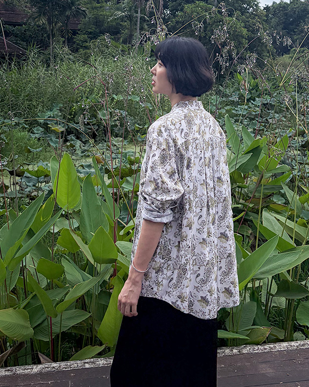 Delicate 페이즐리 패턴이<br> 차분하게 놓인 레이온 Blouse