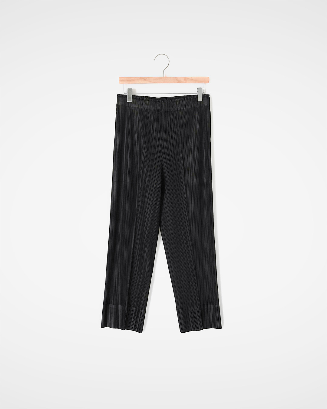 A day when even comfort requires a line<br> Black Straight Pleated Pants